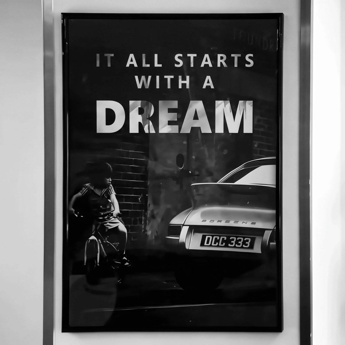 Póster DREAM con marco negro, colgado en la pared de un estudio