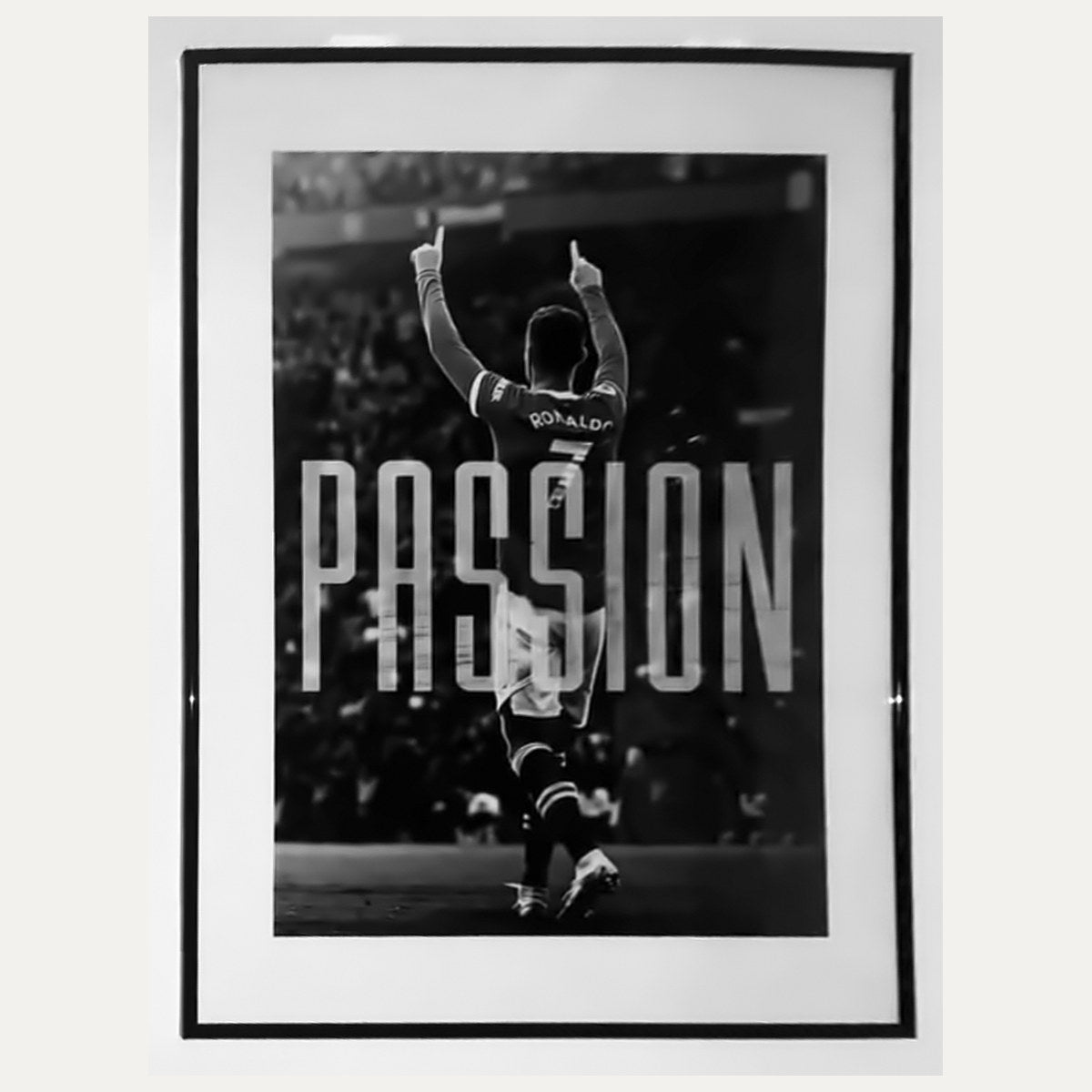 Póster PASSION con marco negro, colgado en una pared